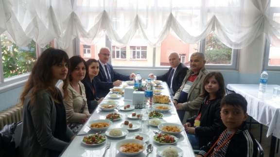 İl Milli Eğitim Müdürü Dr. Hüseyin GÜNEŞ, Gürcü-Acaralı Öğrenciler ile Özel Başkent Kutlubey Okullarında Öğlen Yemeğinde Buluştu