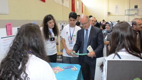 İl Milli Eğitim Müdürü Dr. Hüseyin GÜNEŞ, Anadolu Lisesi Öğrencilerinin Hazırlamış Olduğu TÜBİTAK 4006 Bilim Fuarının Açılışını Yaptı