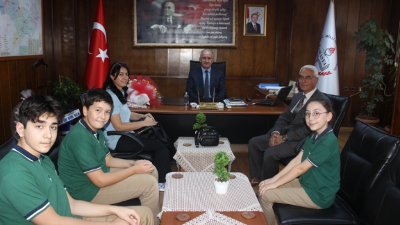 Çelebi Mehmet Ortaokulu Öğrencilerinden Milli Eğitim Müdürümüz Dr. Hüseyin GÜNEŞ´i Ziyaret Ettiler