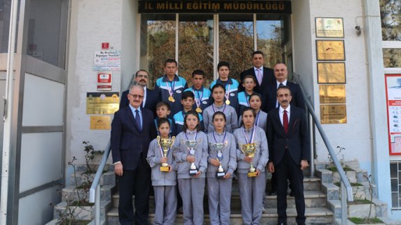 Lokman Hekim İşitme Engelliler  Ortaokulu Kız ve Erkek  Voleybol  Takımı Türkiye Şampiyonu Oldu
