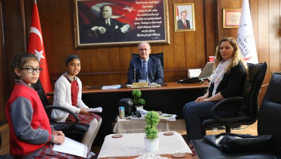 Karaşar İlk-Ortaokulu Öğrencileri İl Milli Eğitim Müdürü Dr. Hüseyin GÜNEŞ ile Röportaj Yaptılar
