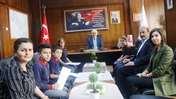 Nihat Bayramoğlu İlkokulu Öğrencileri ve Öğretmenleri İl Milli Eğitim Müdürü Dr. Hüseyin GÜNEŞe makam ziyaretinde bulundu