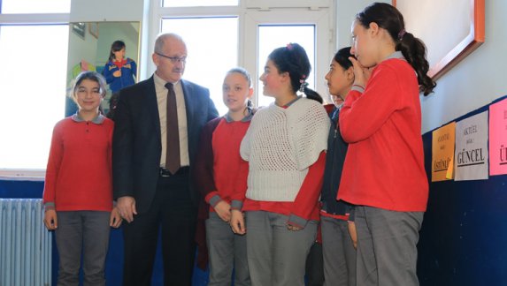 Dr. Hüseyin GÜNEŞ, Uygur İlk-Orta Okulunu Ziyaret Etti