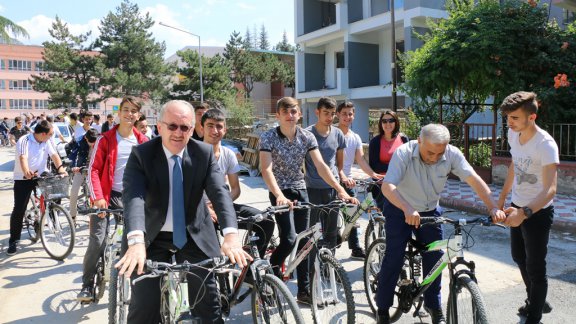 Pedalımda Sağlık Var Projesi İle Atatürk Anadolu Lisesi Öğrencileri ve Öğretmenleri Bisiklet Turu Düzenledi