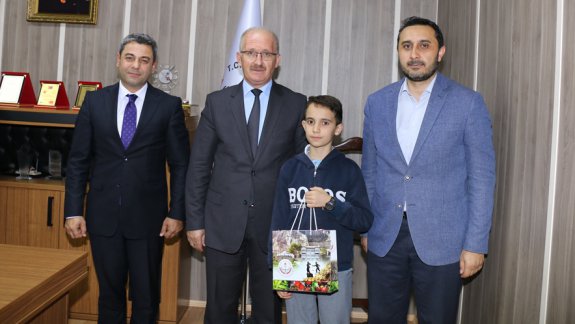 İl Milli Eğitim Müdürümüz Dr. Hüseyin GÜNEŞ, Hafızlık Yarışmasında Türkiye 1.si Öğrencimizi Tebrik Etti