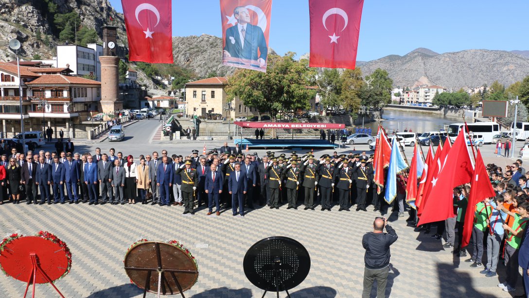 29 Ekim Cumhuriyet Bayramı Anıta Çelenk Sunumuyla Başladı