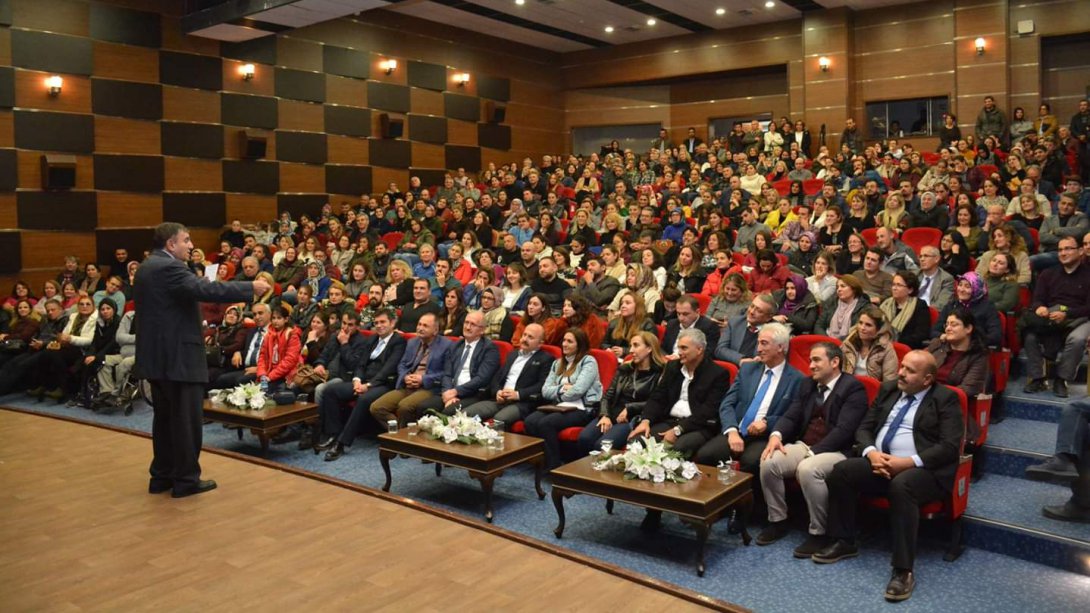 Prof. Dr. Üstün DÖKMEN, Tarafından "Ailede ve Okulda Kaliteli İletişim" Konferansı Verildi