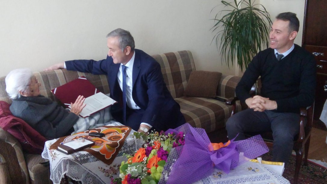 Milli Eğitim Bakan Yardımcısı Prof. Dr. Mustafa Safran 104 Yaşındaki Emekli Öğretmen Mukime Fıratoğlunu Ziyaret Etti