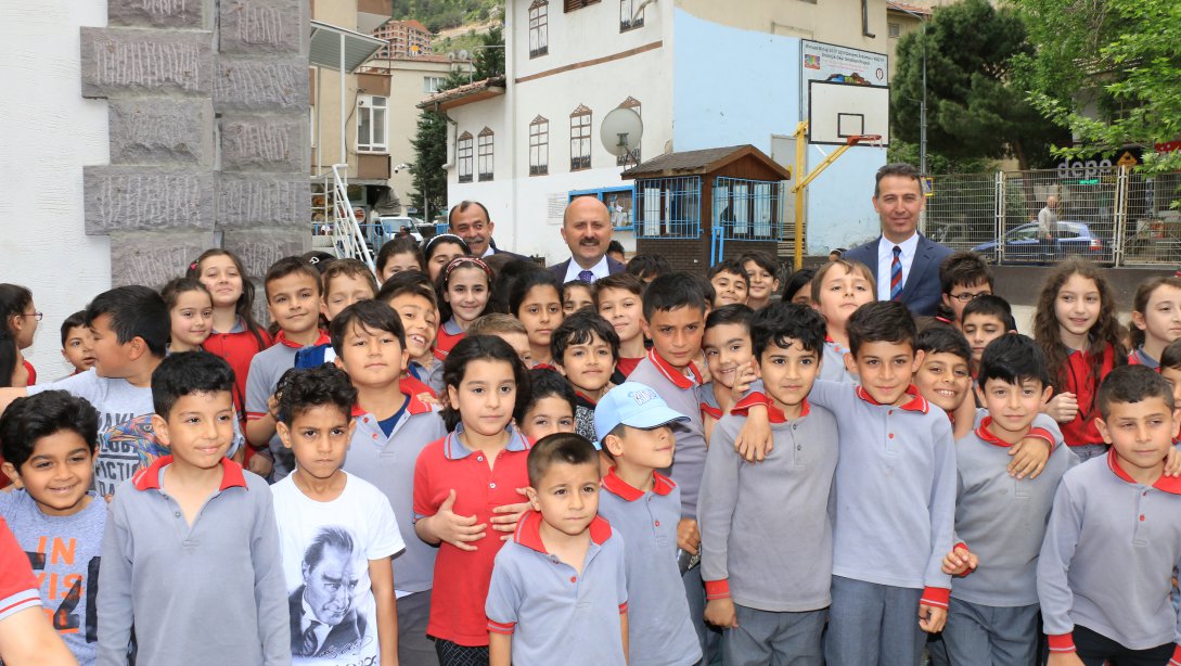 Vali Sayın Dr. Osman Varol, Kendisine Mektup Yazarak Valilik Mesleğini Soran Zübeyde Hanım Üçler İlkokulu Öğrencilerine Sürpriz Ziyarette Bulundu