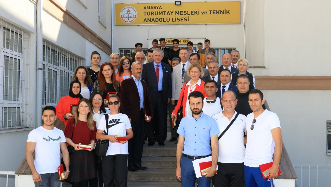 Amasya Belediye Başkanı Mehmet Sarı, 23 Nisan Etkinliklerinde Görev Alan Öğretmenleri ve Personelleri Ödüllendirdi