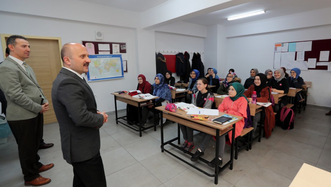Sayın Valimiz Dr. Osman Varol, Bülbül Hatun Kız Anadolu İmam Hatip Lisesi'ni ziyaret etti.