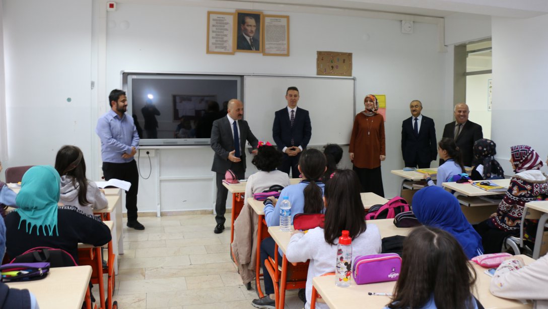 Sayın Valimiz Dr. Osman Varol, Türk Telekom Anadolu İmam Hatip Lisesi ile Türk Telekom Şehit Ahmet Özsoy Mesleki ve Teknik Anadolu Lisesi'ni ziyaret etti.