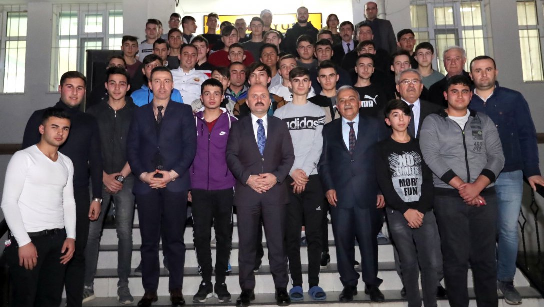 Valimiz Sayın Dr. Osman Varol, Atatürk Anadolu Lisesi Pansiyonunu Ziyaret Etti