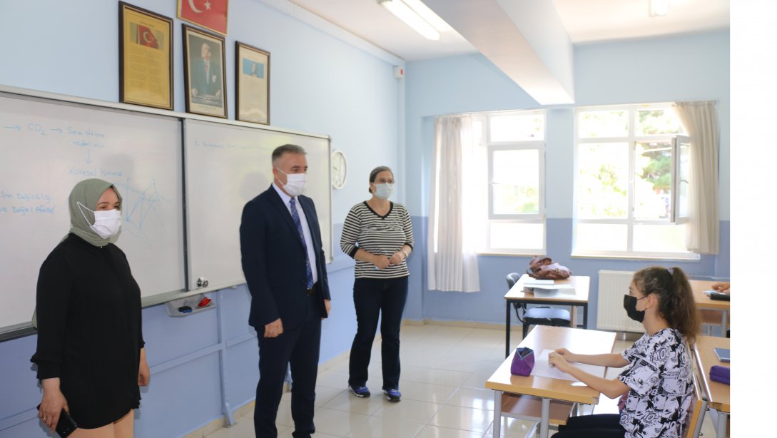 İl Millî Eğitim Müdürümüz Ömer COŞKUN, Şube Müdürümüz Hayriye TÜFEKCİ ile birlikte Yeşilırmak Ortaokuluna ziyarette bulundular.
