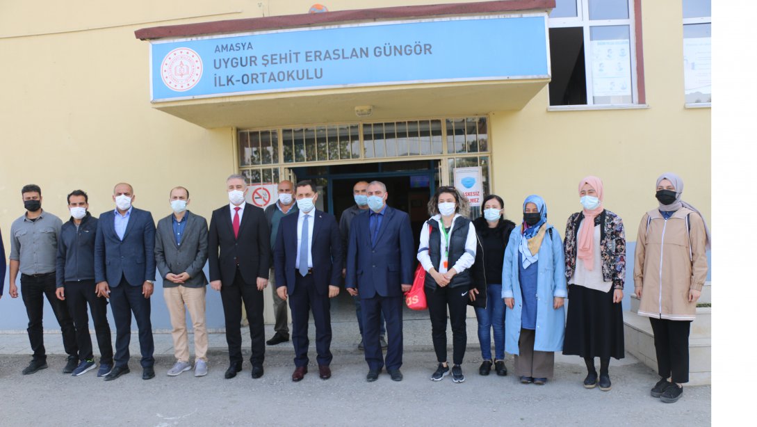 Valimiz Sayın Mustafa MASATLI ve İl Müdürümüz Ömer COŞKUN, Uygur Şehit Eraslan Güngör İlk-Ortaokuluna ziyarette bulundu.