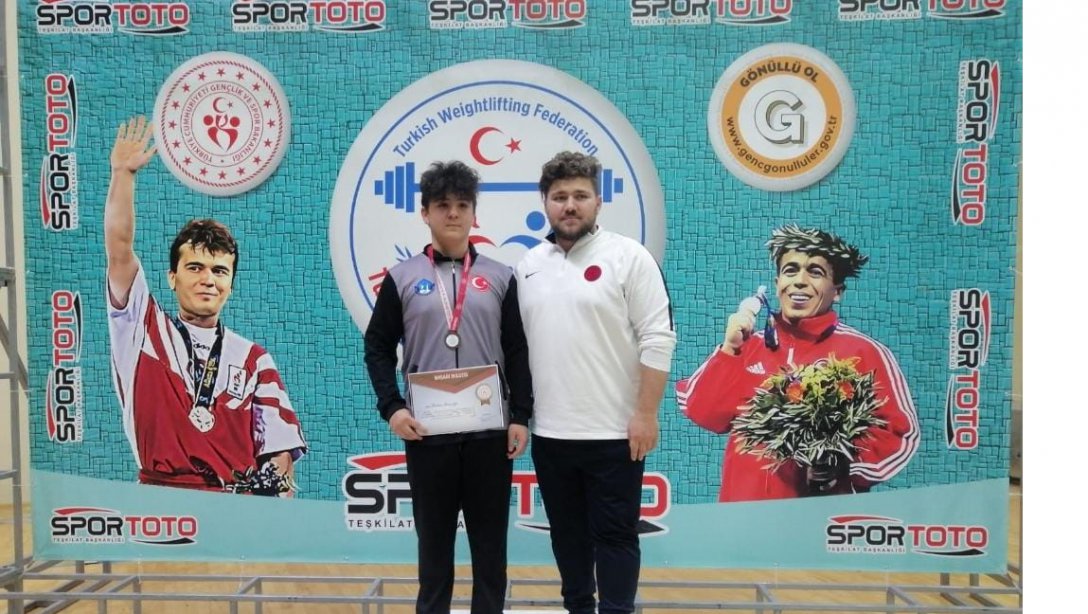 Merzifon Mithatpaşa Mesleki ve Teknik Anadolu Lisesi Öğrencimiz Atakan KIRICIOĞLU Okullar Arası Türkiye Halter Şampiyonası'nda 3. Olmuştur.