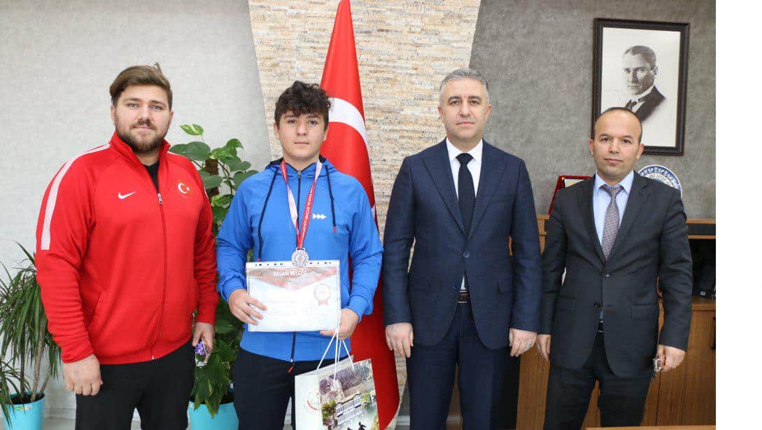 Okullar Arası Türkiye Halter Şampiyonası 3 'üncüsü Öğrencimiz Atakan KIRICIOĞLU İl Müdürümüzü Ziyaret Etti.   