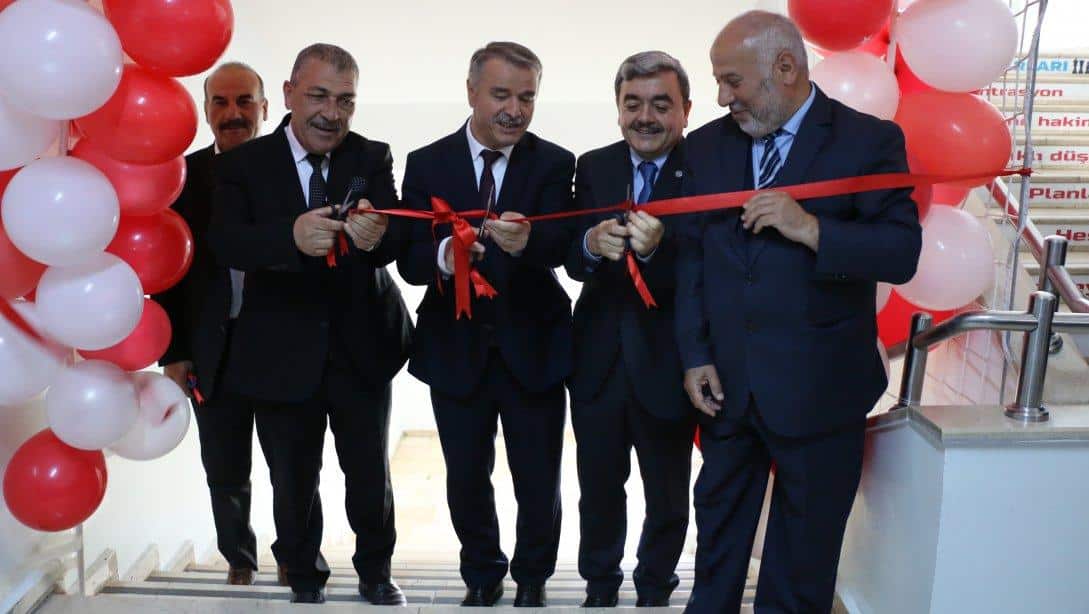 İl Müdürümüz Türk Telekom Anadolu İmam Hatip Lisesinin Düzenlemiş Olduğu TÜBİTAK 4006 Bilim Fuarı Açılışına Katıldı.