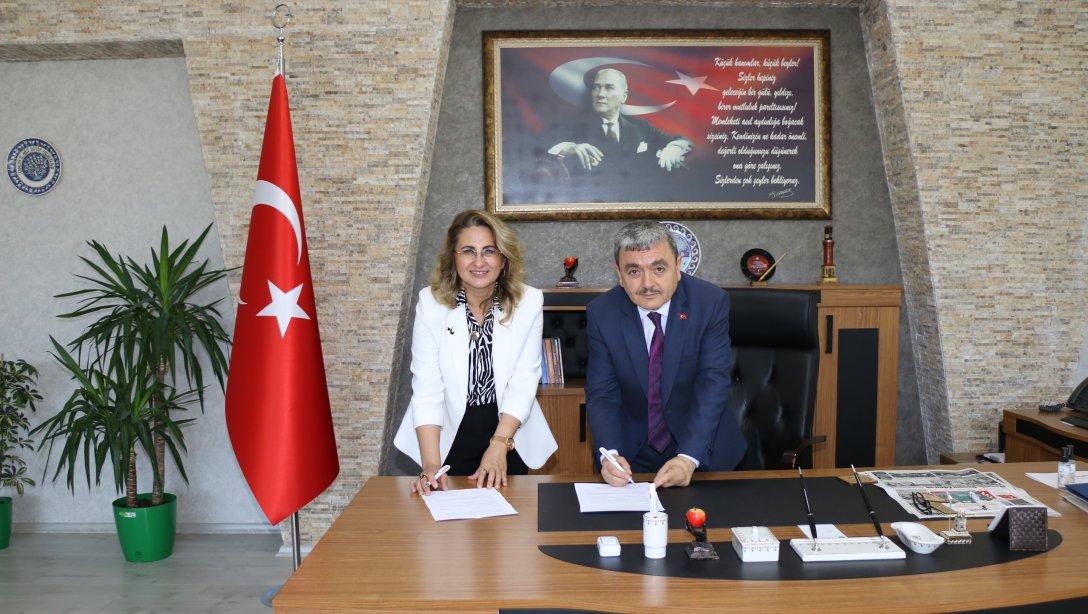 Amasya Üniversitesi Fen Edebiyat Fakültesi Dekanı ve Dekan Yardımcısı İl Millî Eğitim Müdürüne Makam Ziyaretinde Bulundular.