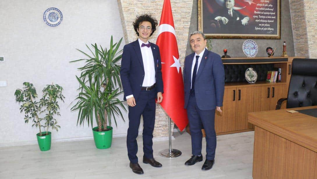 İlimizin Yükselen Genç Değeri Yavuz Bülent YURDUSEVEN İl Milli Eğitim Müdürümüz Sayın Mehmet TÜRKMEN'i Ziyaret Etti.