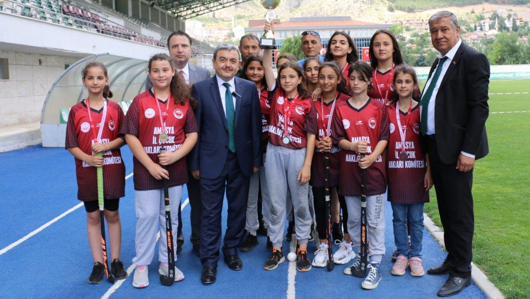 Hokey Küçük Kızlar Türkiye Şampiyonu Amasya Plevne Ortaokulundan İl Millî Eğitim Müdürümüze Ziyaret 