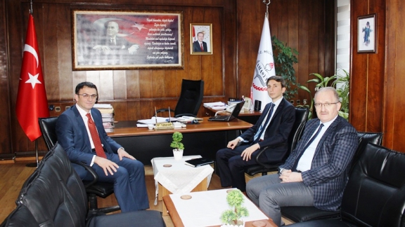 Merzifon Kaymakamı Ozan BALCI, İl Milli Eğitim Müdürü Dr. Hüseyin GÜNEŞ i makamında ziyaret etti.