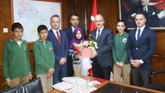 Ezinepazar Atatürk İlk ve Ortaokulu Öğrencileri İl Milli Eğitim Müdürümüz Dr. Hüseyin GÜNEŞi Makamında Ziyaret Ettiler