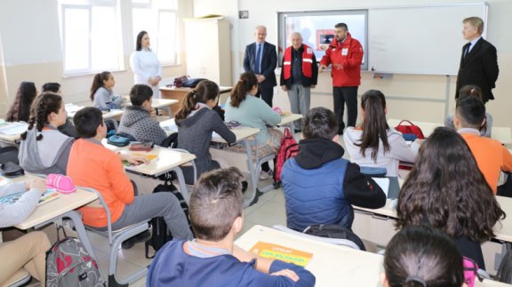 Kızılay Yönetim Üyeleri Yavuz Selim Ortaokulunu Ziyaret Etti