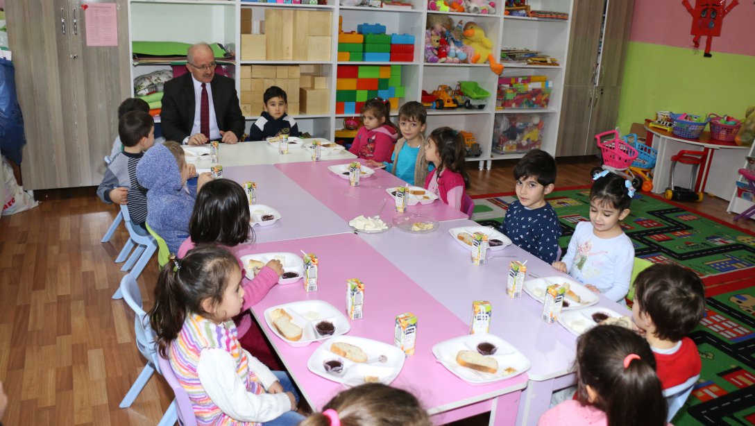 İl Milli Eğitim Müdürümüz Dr. Hüseyin GÜNEŞ, Beslenme Dostu Okul Projesi Kapsamında Tuğgeneral Hikmet Akıncı Ortaokulunda Düzenlenen Kahvaltı Etkinliğine Katıldı
