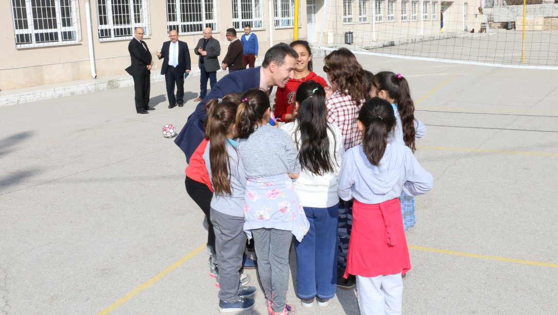 İl Milli Eğitim Müdürümüz Doç. Dr. İlker Kösterelioğlu, Mehmetçik İlk-Ortaokulunu Ziyaret Etti
