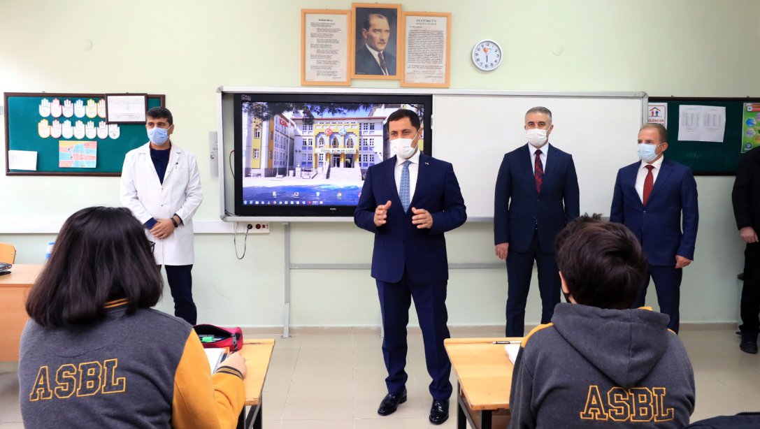 Sayın Valimiz Mustafa MASATLI, Hattat Hamdullah İmam Hatip Ortaokulu ile Amasya Sosyal Bilimler Lisesinde incelemelerde bulundu