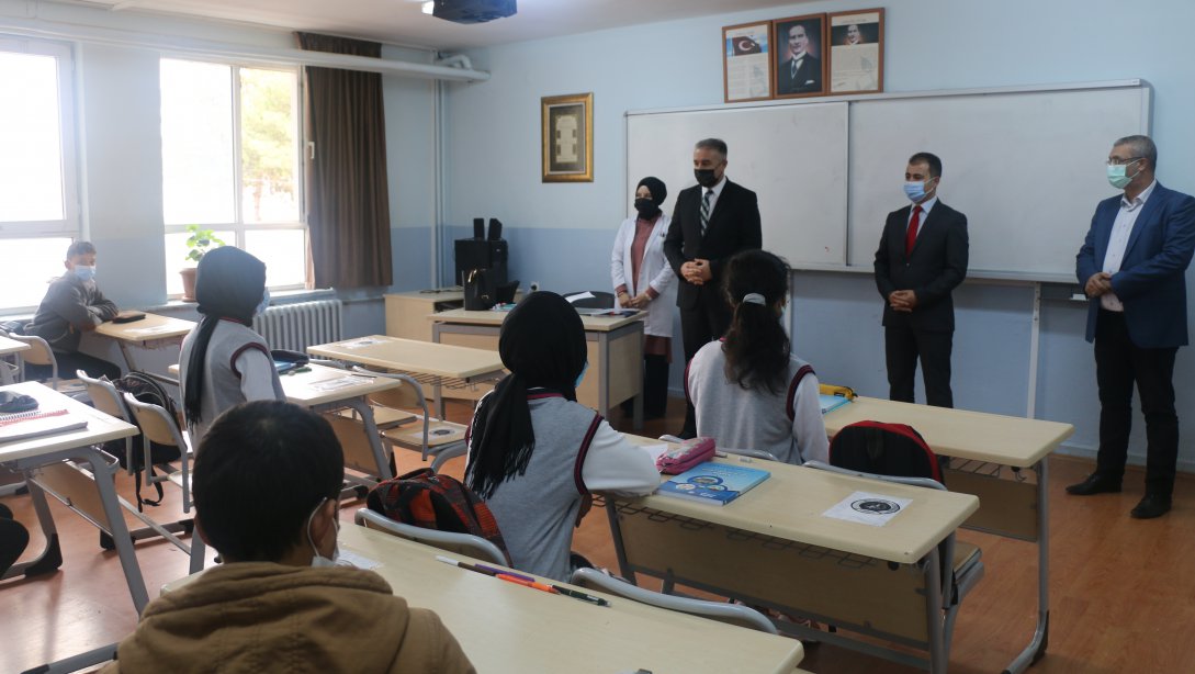 İl Müdürümüz Ömer COŞKUN Göynücek ilçemizde bulunan Şehit İsmail Kara Anadolu İmam Hatip Lisesine ziyarette bulundu.