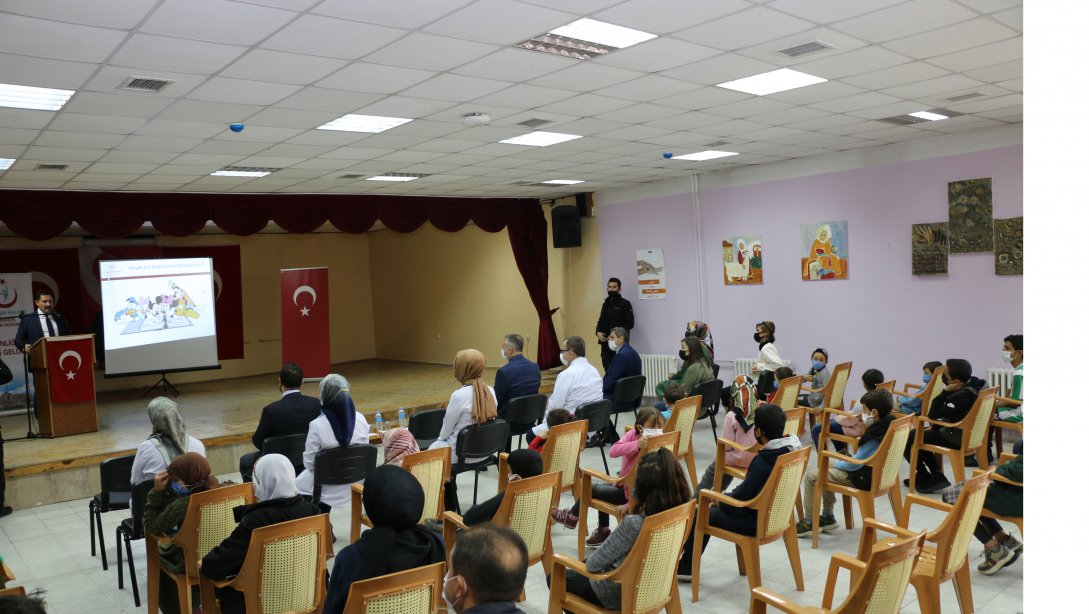 Valimiz Sayın Mustafa MASATLI ve İl Müdürümüz Ömer COŞKUN İlimiz Müftü Mehmed Tevfik Ortaokulunda gerçekleştirilen Diş Sağlığı Programına katıldı.