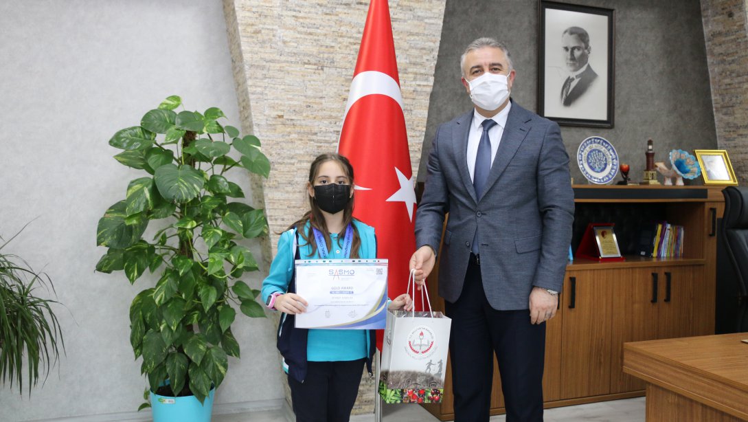İl Müdürümüz Ömer COŞKUN, Asya'nın en çok katılımlı Matematik Yarışmasında Altın Madalya kazanan Merzifon Fatih İlkokulu öğrencimiz Zeynep KABALAK' ı makamında tebrik etti.