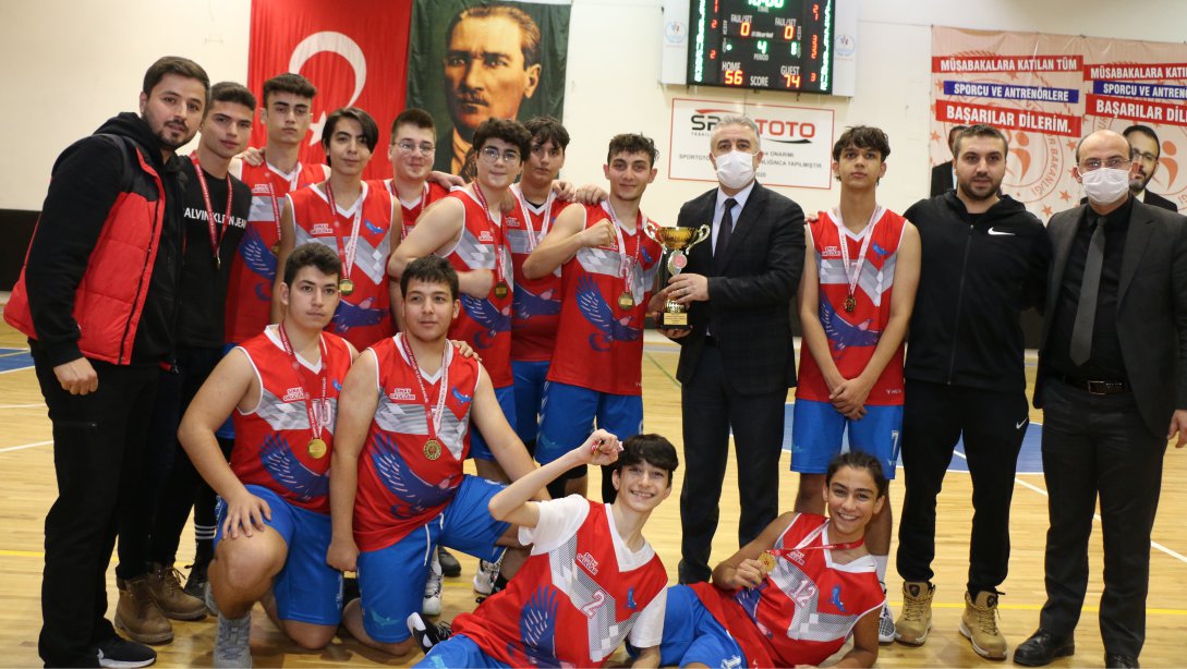 Genç Erkekler A Kategorisi Basketbol İl Birinciliği Final Müsabakasına katılan takımlarımız madalya ve kupalarını aldılar.