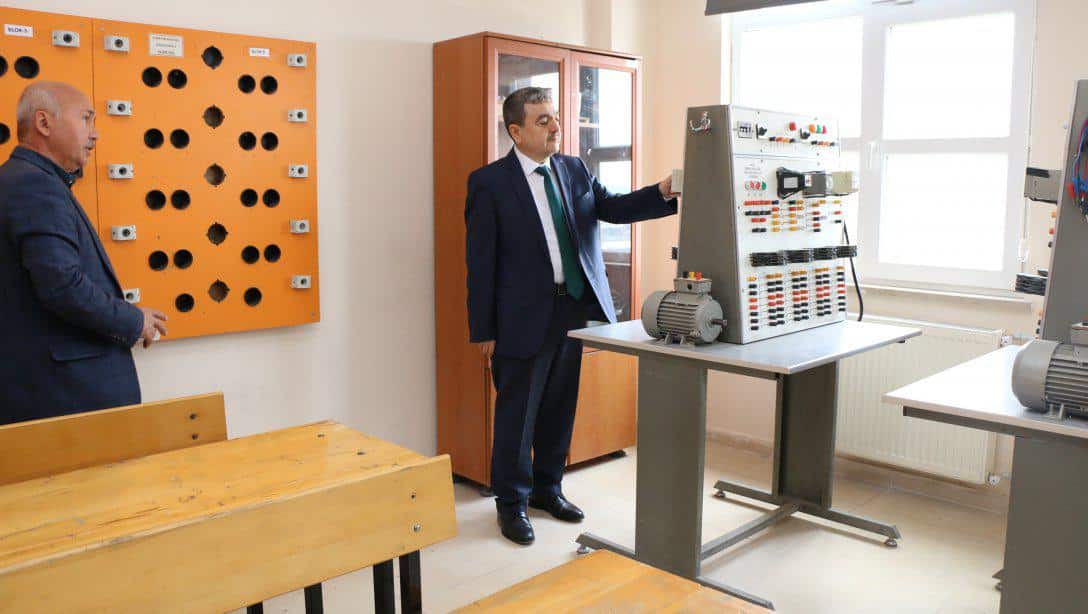 Amasya İl Millî Eğitim Müdürü Mehmet TÜRKMEN, Merzifon Mesleki ve Teknik Anadolu Lisesi Ziyaret Ederek İncelemelerde Bulundu.