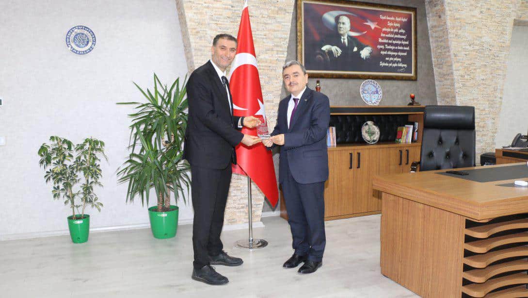 Türkiye Kızılay Derneği Şube Başkanı ve Yönetim Kurulu Üyeleri , İl Millî Eğitim Müdürümüze Ziyarette Bulundular.