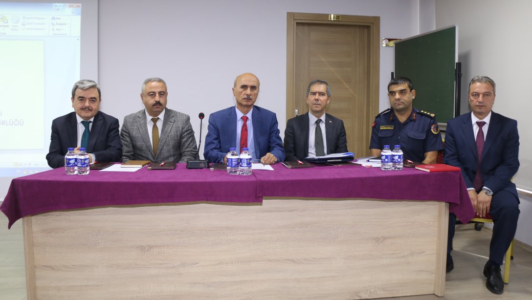 SAYIN VALİ V. ADEM ÜNAL BAŞKANLIĞINDA 2023-2024 EĞİTİM-ÖĞRETİM YILI OKUL GÜVENLİĞİ TOPLANTISI İL MÜDÜRLÜĞÜMÜZ TOPLANTI SALONUNDA GERÇEKLEŞTİRİLDİ