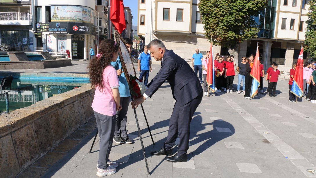 İLKÖĞRETİM HAFTASI ETKİNLİKLERİ İL MİLLÎ EĞİTİM MÜDÜRÜMÜZÜN ATATÜRK ANITI'NA ÇELENK SUNMASIYLA BAŞLADI