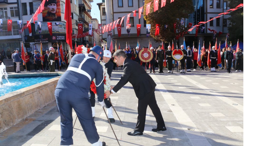 CUMHURİYET BAYRAMIMIZIN 101. YIL DÖNÜMÜ KUTLAMALARI ÇELENK SUNMA TÖRENİYLE BAŞLADI