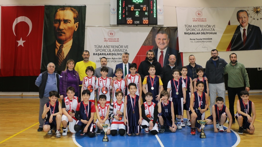 İL MİLLÎ EĞİTİM MÜDÜRÜMÜZ, OKUL SPORLARI KÜÇÜK ERKEKLER BASKETBOL TURNUVASI FİNAL MAÇINDA ÖĞRENCİLERİMİZİN HEYECANINA ORTAK OLDU