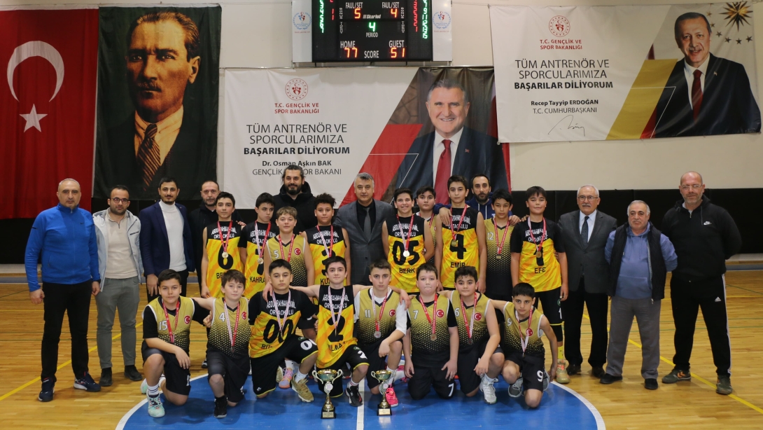 BASKETBOL YILDIZ ERKEKLER KATEGORİSİNDE İL BİRİNCİSİ OLAN TAKIM, KUPALARINI İL MİLLÎ EĞİTİM MÜDÜRÜMÜZ MEHMET ALİ KATİPOĞLU'NUN ELİNDEN ALDI 