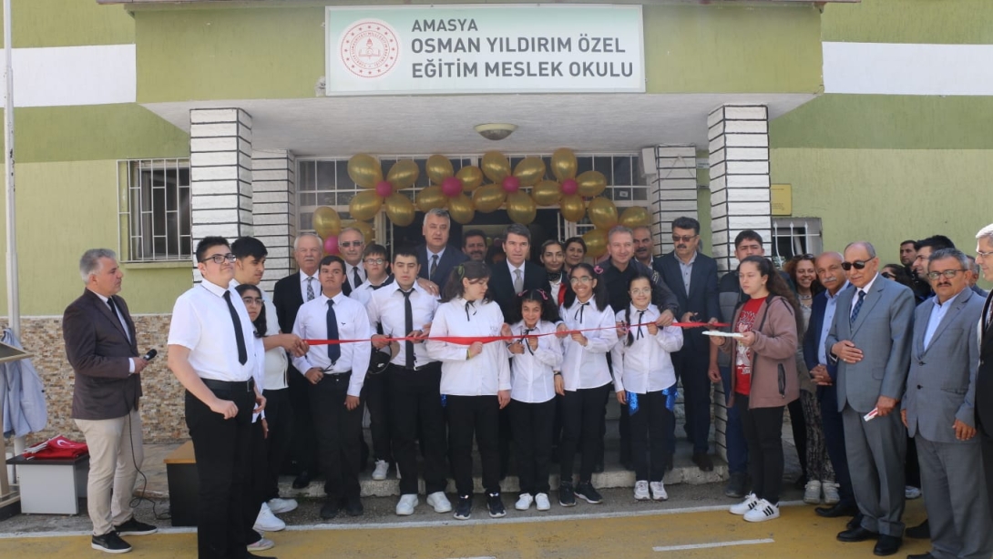 VALİMİZ SAYIN ÖNDER BAKAN, OSMAN YILDIRIM ÖZEL EĞİTİM MESLEK OKULUNDA ENGELLİLER HAFTASI KAPSAMINDA DÜZENLENEN PROGRAMA KATILDI